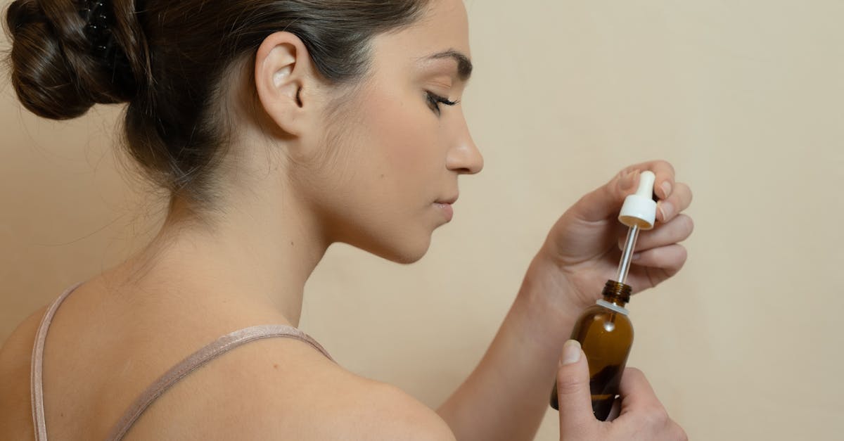 笑顔でスキンケアボトルを手に持つ女性。購入後の満足感と美しい素肌を表現したビジュアル。