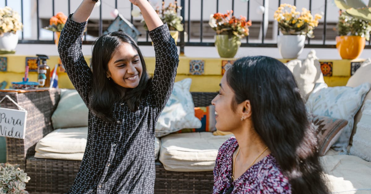 親子が一緒に食卓でドリンクを飲みながら笑顔で会話しているシーン。家族で健康を支える姿を表現