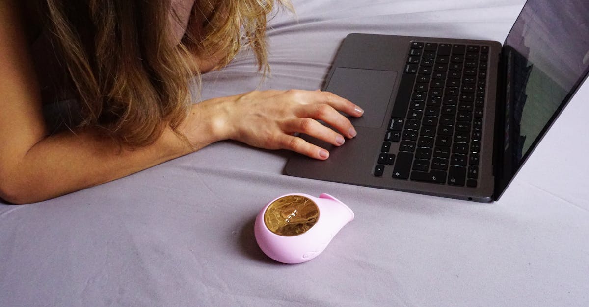 datsを利用した男性が高評価レビューをしている様子のイメージ