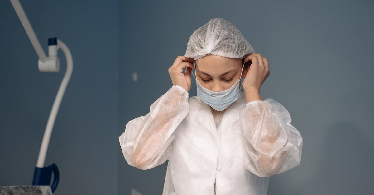 医師が鼻毛脱毛の安全性について説明している様子