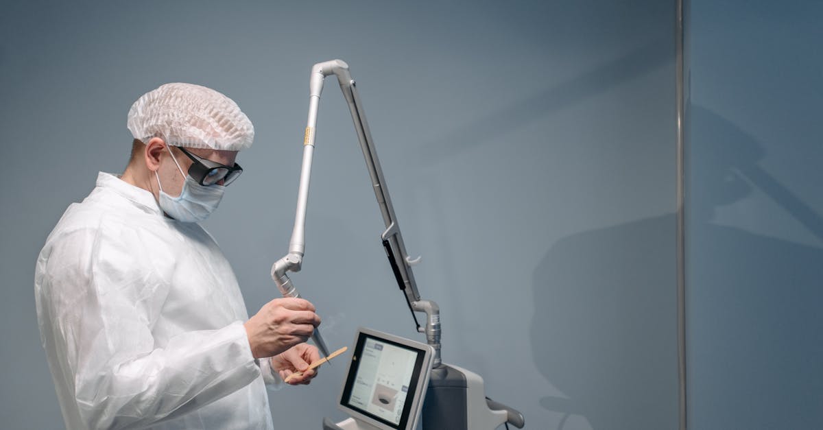 鼻毛脱毛について話す女性たちのリアルな口コミや体験談の様子