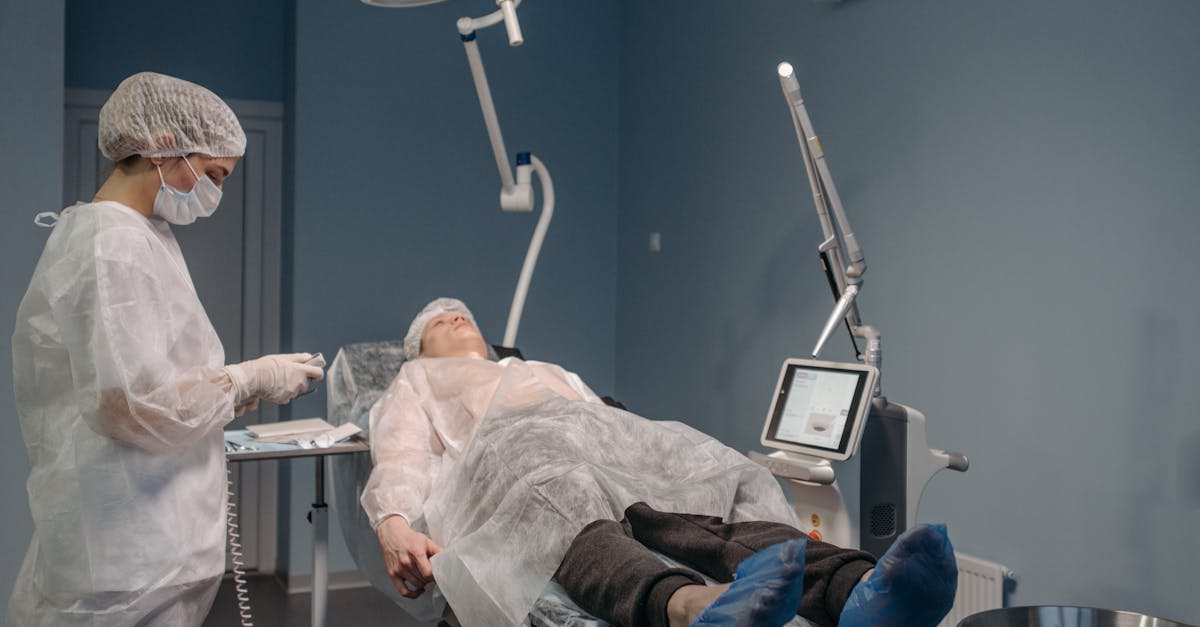 湘南美容クリニックで脱毛施術を受ける女性の様子と痛みへの反応