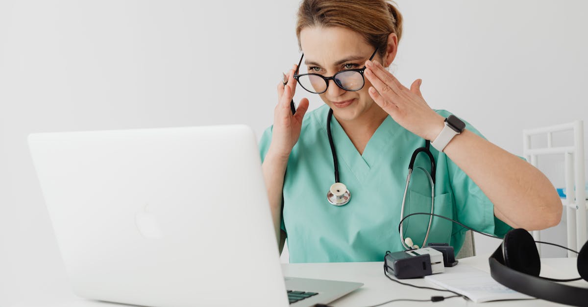 レバクリの医師とビデオ通話で診療を受けている男性のイメージ画像