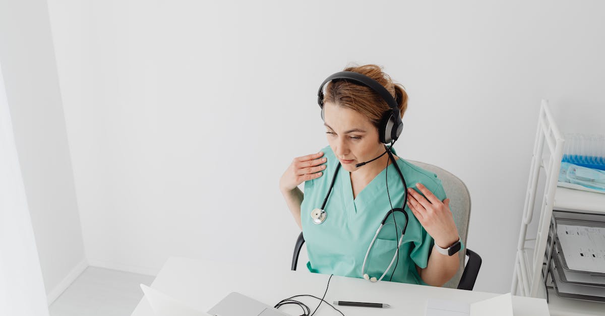 レバクリのサービスに対して改善点を指摘している男性のイメージ