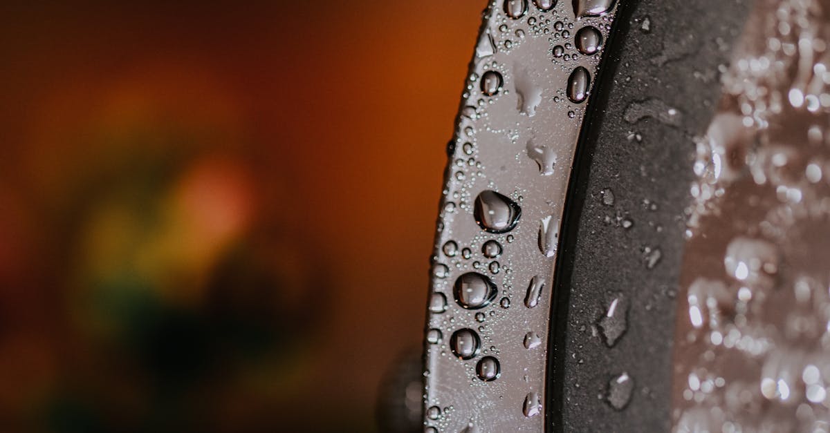 美容液のしずくが光を反射して輝くクローズアップ写真。高濃度処方のとろみと透明感を表現。