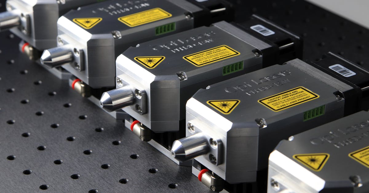 脱毛クリニックの料金を比較して検討する女性のイメージ画像