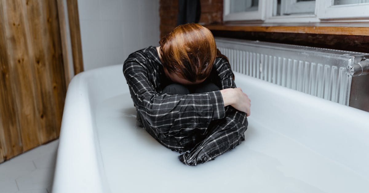 マカの効果を実感できずに悩む中年男性のイメージ