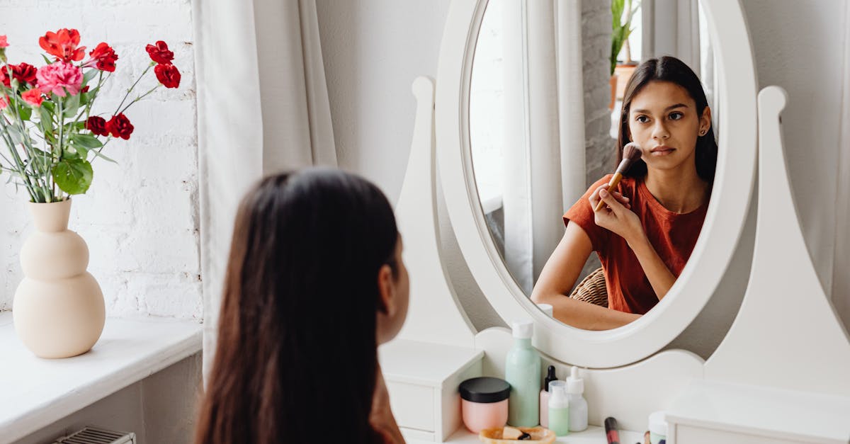 毎日の習慣としてドリンクを飲む中高生のシーン。継続とコスパを象徴する明るい画像