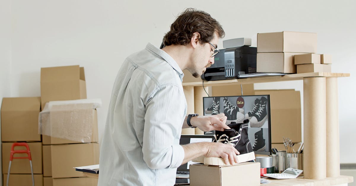 複数のショッピングサイトを比較している画面。公式サイト・楽天・Amazonを見比べる女性のシーン。