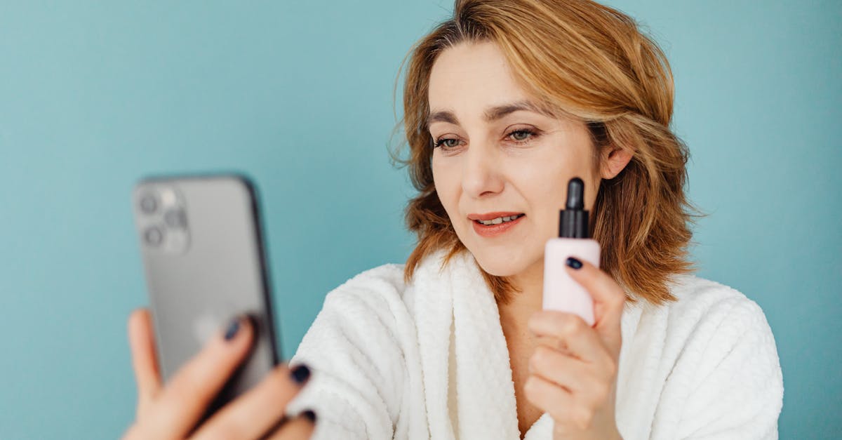 スマートフォンの画面で定期便をスキップ・解約している女性。シンプルで使いやすいサブスクリプション管理画面のイメージ。