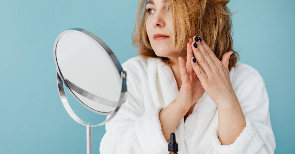 ドレッサーの上に並ぶスキンケアアイテムとトイロバイタライジング。朝の光が差し込む心地よいシーン。