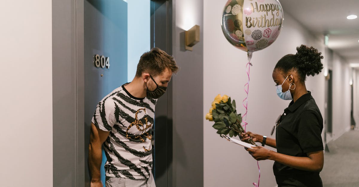 自分のED症状や状況に当てはまるかチェックリストを見ながら確認する男性