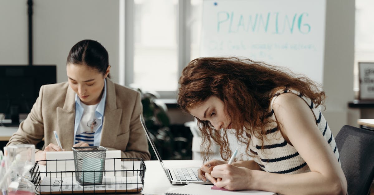 仕事中も健康管理を意識するオフィスワーカーの食事シーン