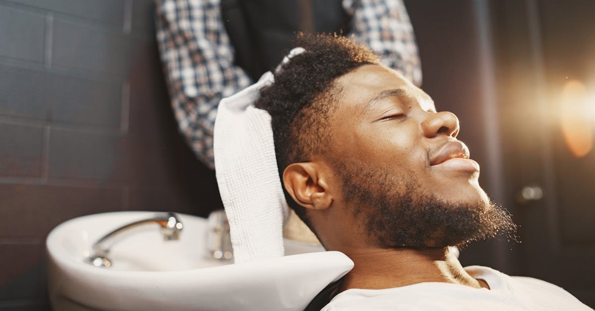 アデランスの無料体験後に満足して笑顔になる男性のイメージ画像