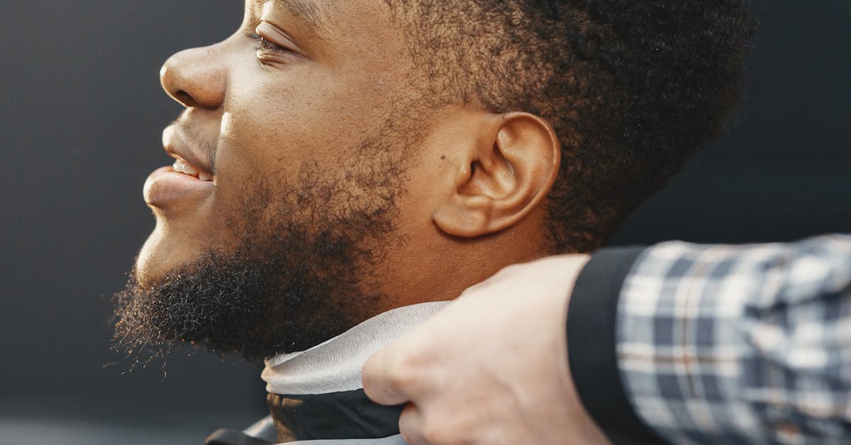 アデランスの無料体験後に満足して笑顔になる男性のイメージ画像