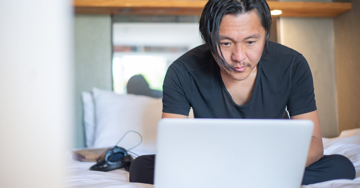 自宅でスマホを使ってED治療のオンライン診療を受ける男性のイメージ画像