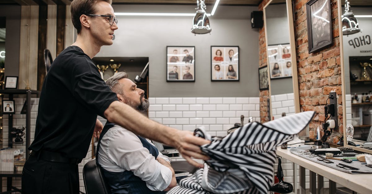 脱毛を含めた男性の身だしなみを整える様子のイメージ