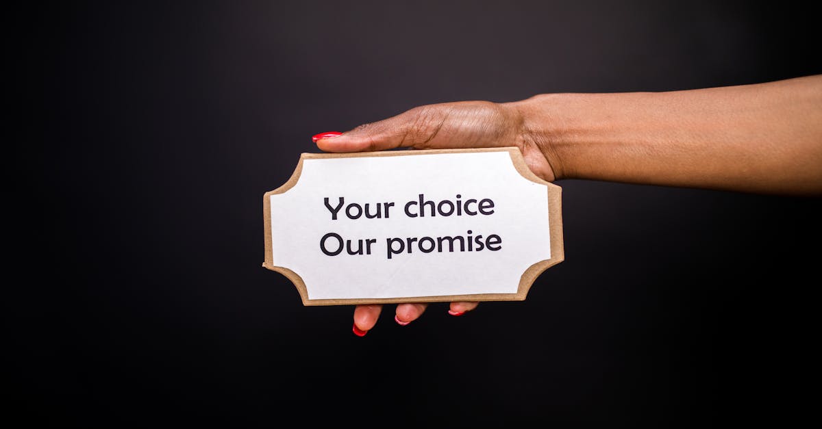 SNSや口コミサイトでベルタエクリズムのレビューを見る女性のイメージ