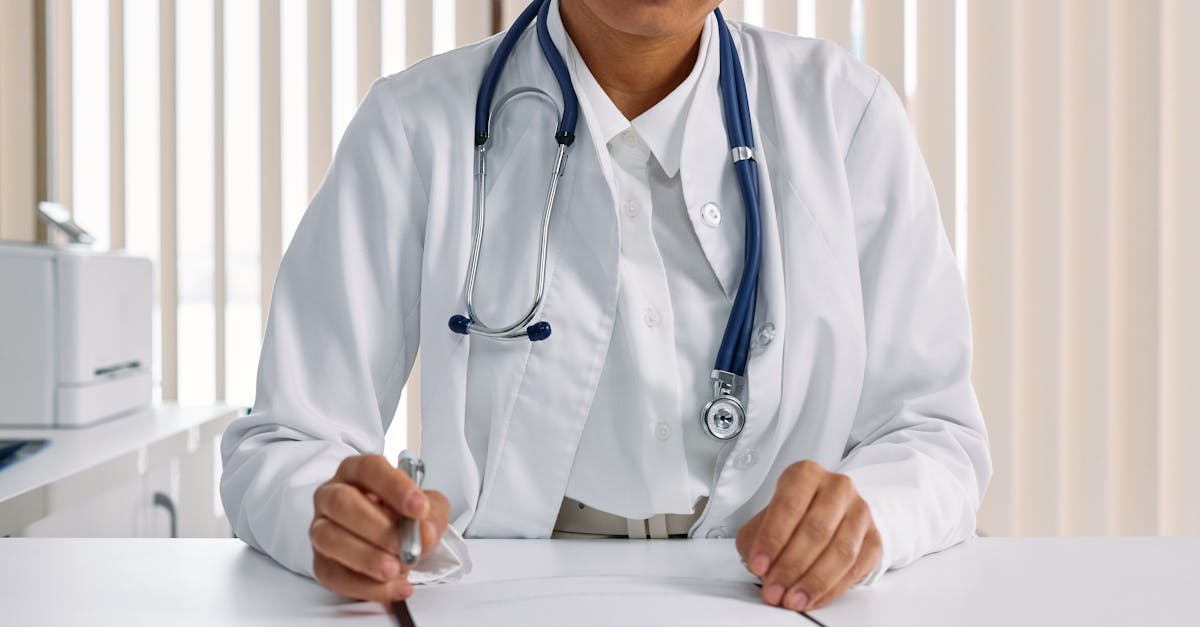 ED治療に不安を感じる男性がイースト駅前クリニックの初診予約を検討している様子