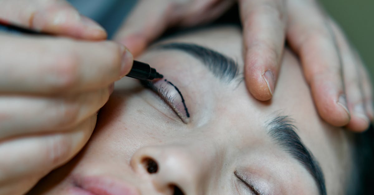 美容のプロがファンデーションの口コミを分析している様子