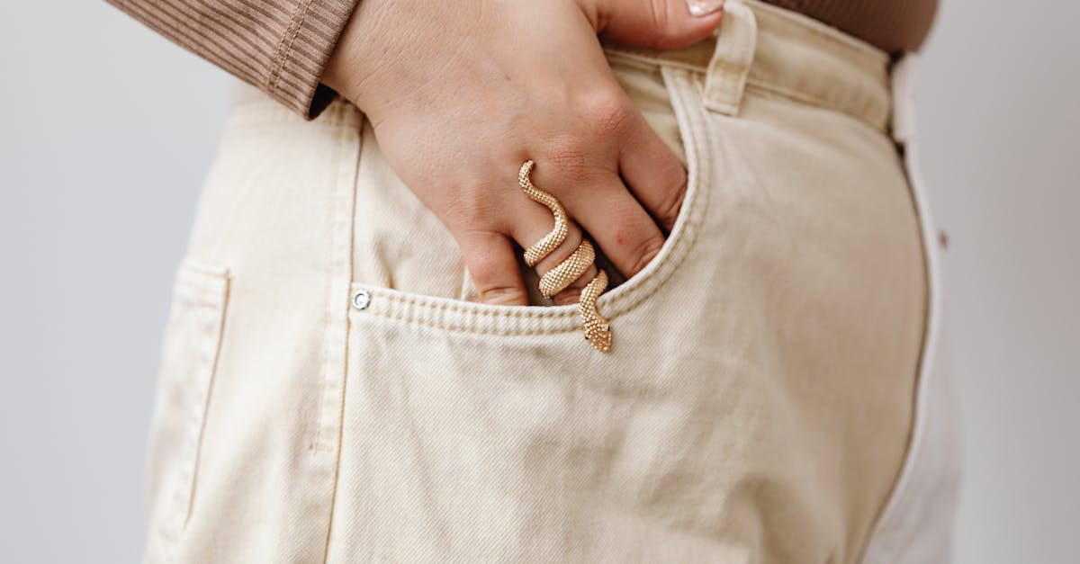 ファッション性のあるスマートリングを着けて外出する男女