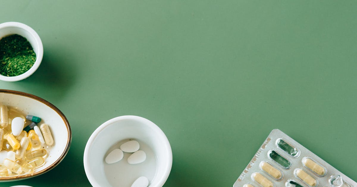 サプリメントと医薬品のどちらを使うか悩む男性のイメージ