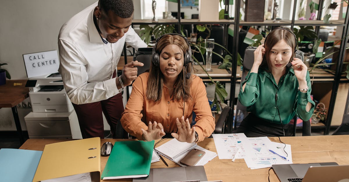 ノビエースを飲んで笑顔を見せる中学生と保護者。口コミや信頼感を象徴する画像