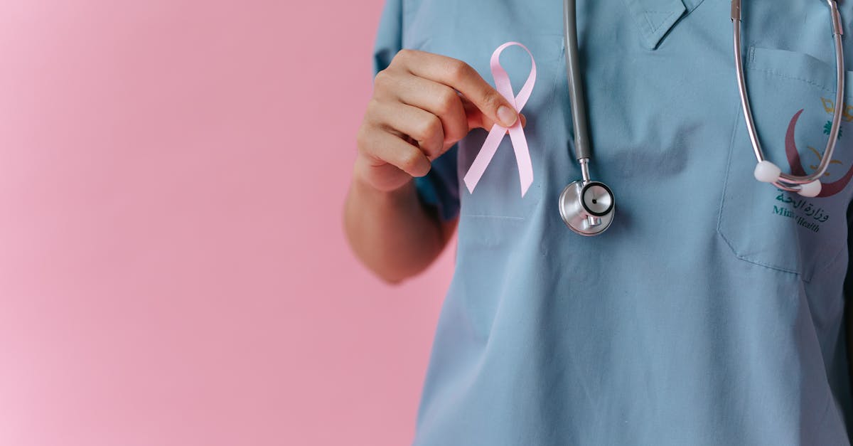 医療ローンによる分割払いを相談する男性。無理なく治療を受けられる支払い制度。