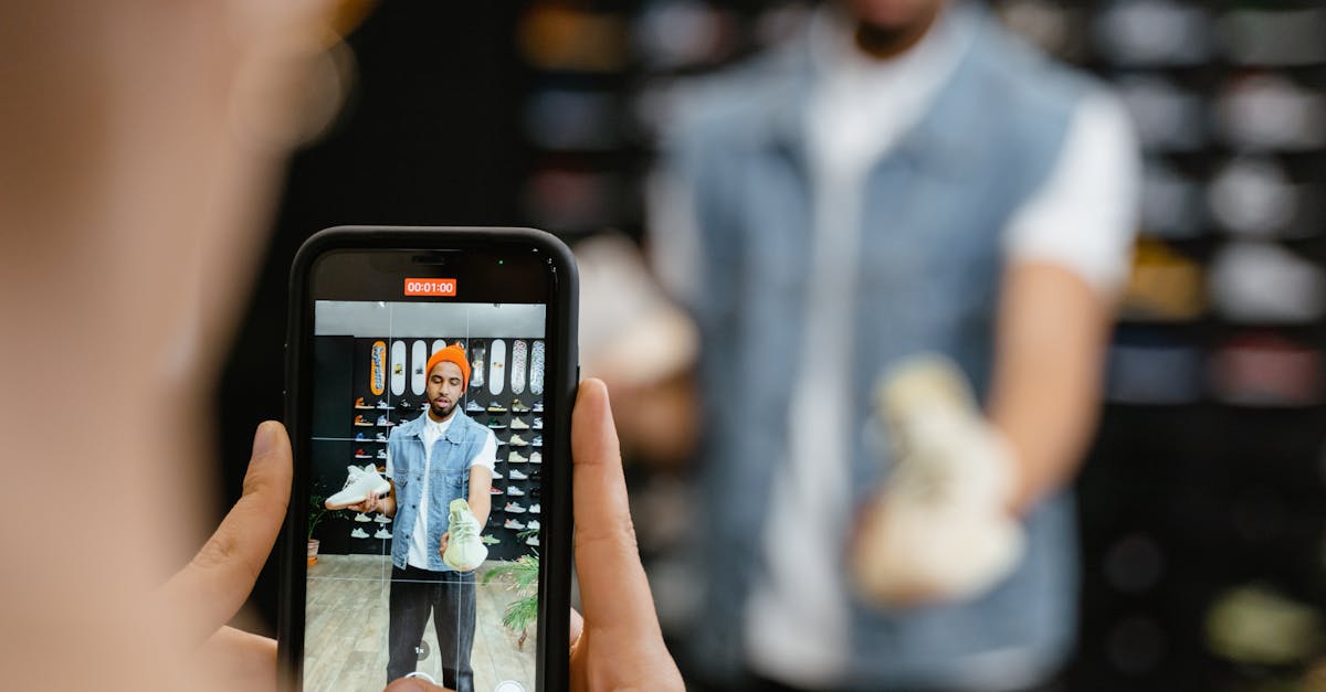 SNSや口コミサイトでベルタエクリズムのレビューを見る女性のイメージ