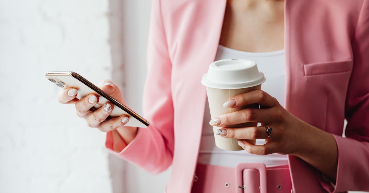 スマートリングの公式通販サイトをスマホでチェックしている様子