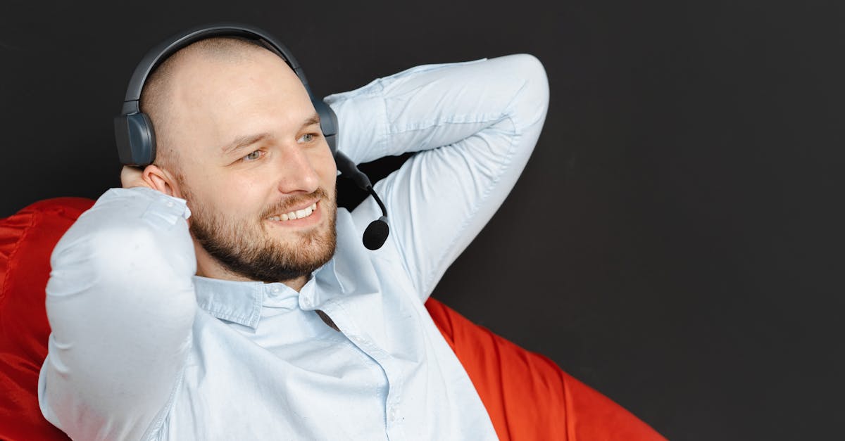 クラチャイダムゴールドの返金保証やサポート体制に満足する男性のイメージ