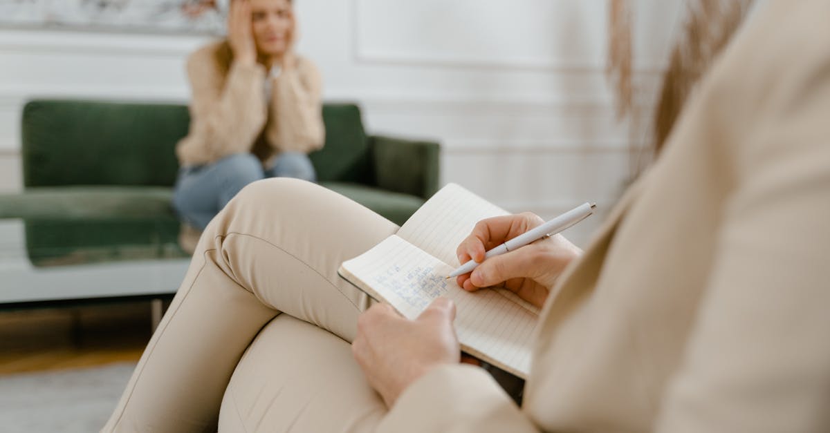 ED治療に不安を感じる男性がイースト駅前クリニックの初診予約を検討している様子