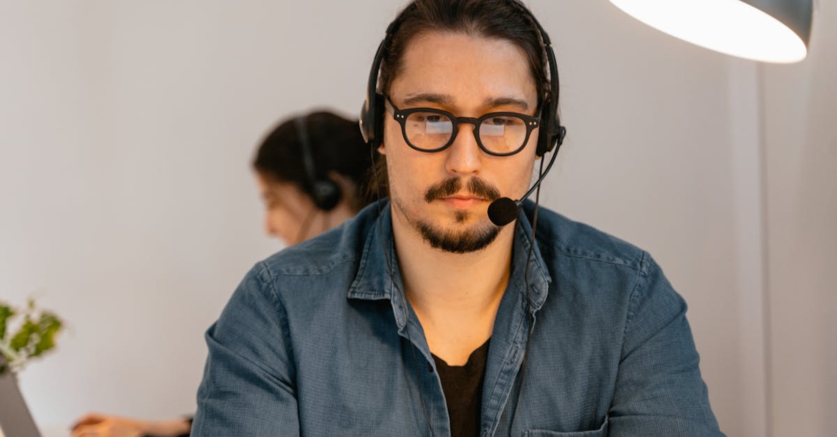 無料体験後にアデランスのスタッフから電話フォローを受ける様子のイメージ