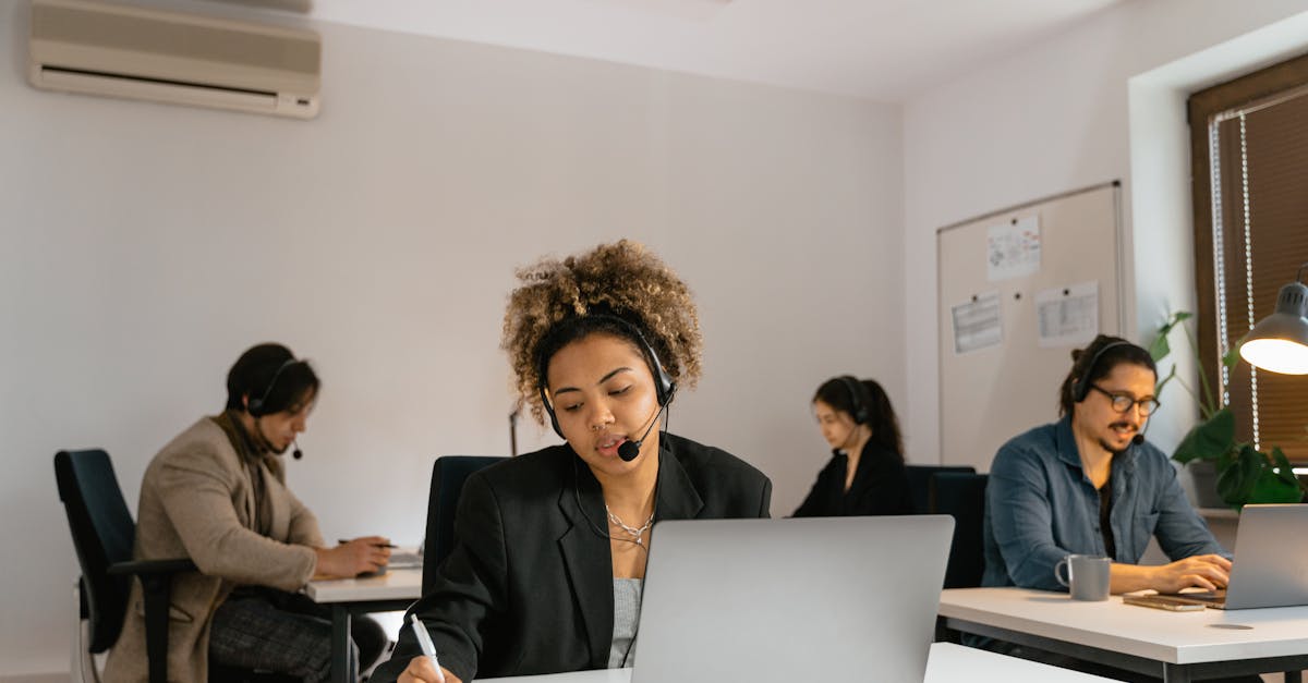 無料体験後にアデランスのスタッフから電話フォローを受ける様子のイメージ