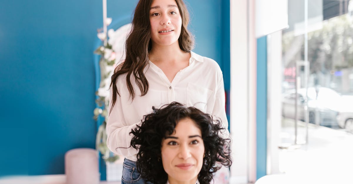 複数の増毛サービスを比較しているイメージ画像（アデランスと他社）