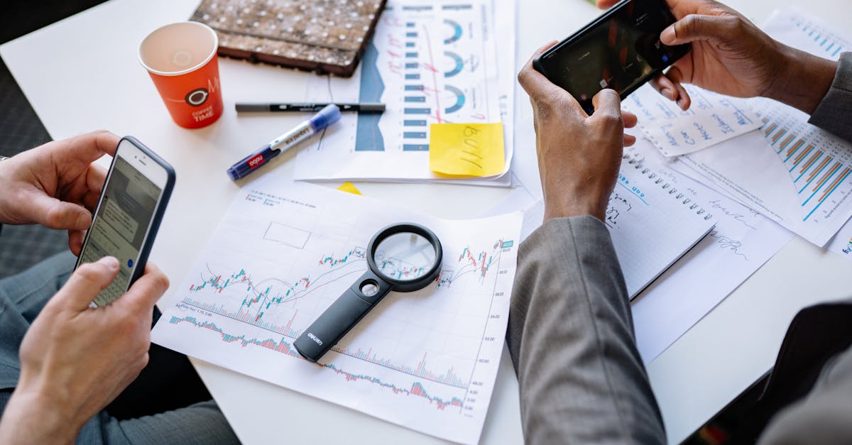 X（旧Twitter）でレバクリの体験談をスマホで読むユーザーのイメージ画像