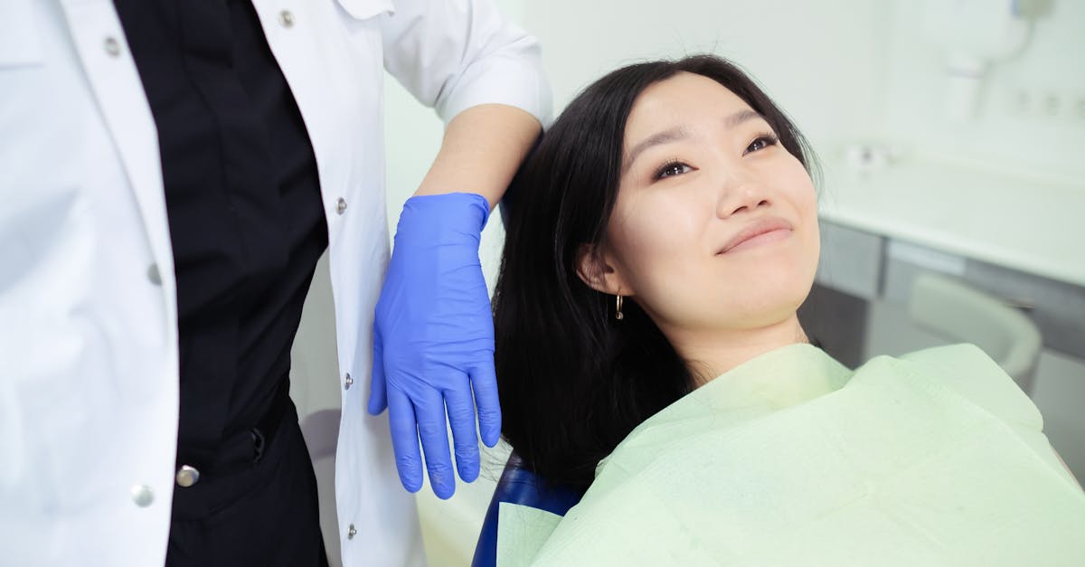 美容クリニックを選び終えて満足そうな表情を浮かべる女性