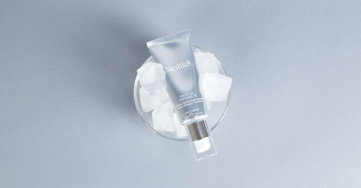 柔らかな光の中に置かれた高級感のあるスキンケアボトル。上品で落ち着いたトーンの締めくくりイメージ。