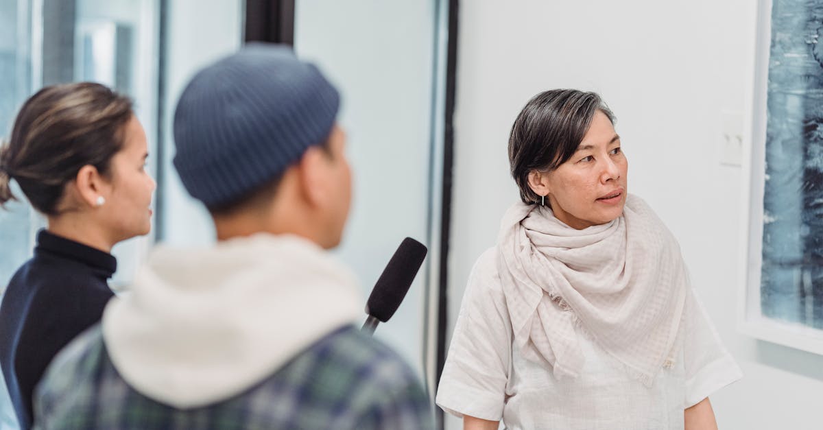 datsで脱毛体験を語る男性へのインタビュー風景のイメージ