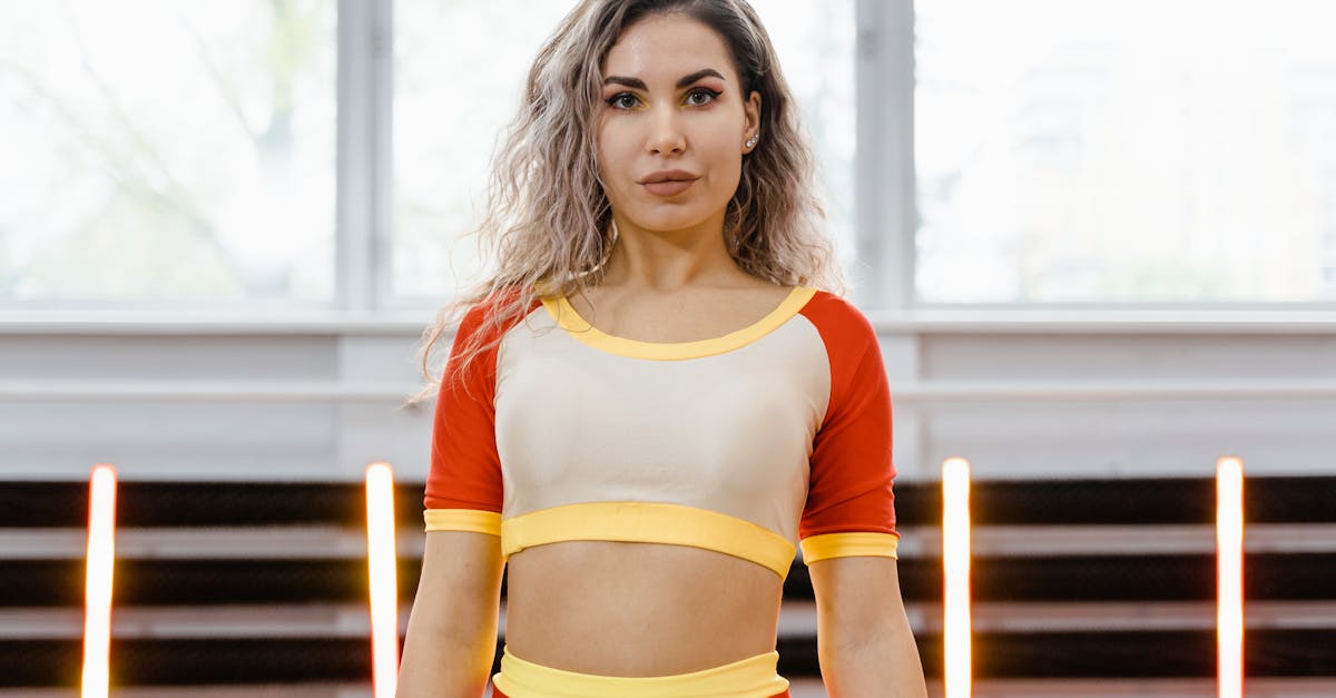 トリピュアを継続して理想のボディラインを手に入れた女性。自信に満ちた笑顔で健康的な美しさを表現。