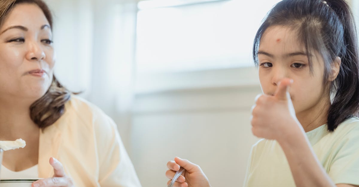 中学生と親が食卓でドリンクを手に笑顔で話しているシーン。家族の思いと成長を象徴する画像