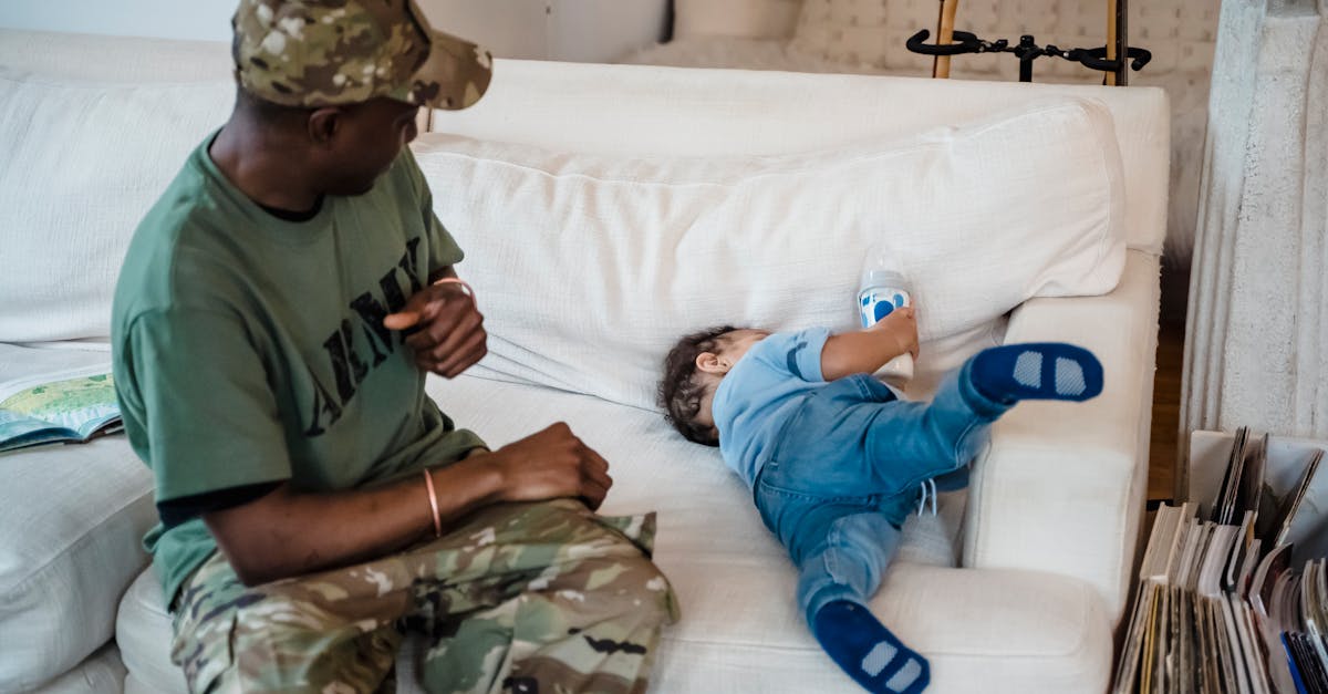 中学生と親が食卓でドリンクを手に笑顔で話しているシーン。家族の思いと成長を象徴する画像