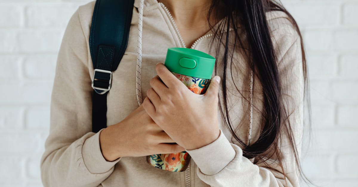 ノビエースを飲み続けることで成長し、自信を持つ高校生の姿。継続の大切さを象徴する画像