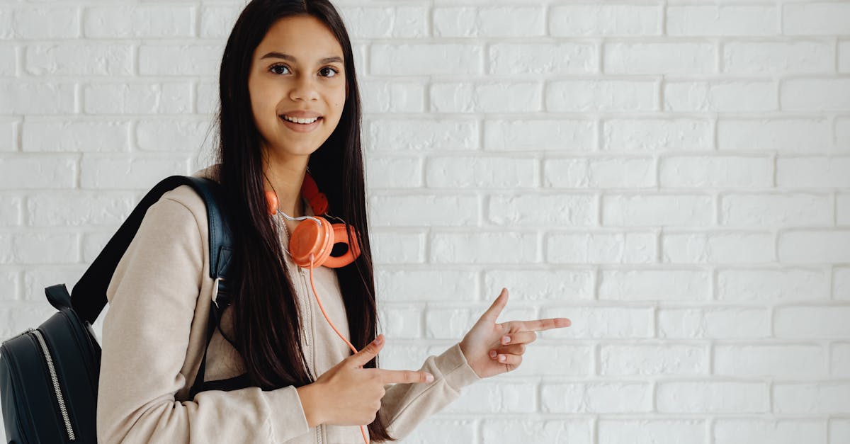 未来に向かって歩き出す中高生の後ろ姿。明るい希望と自信を象徴する画像