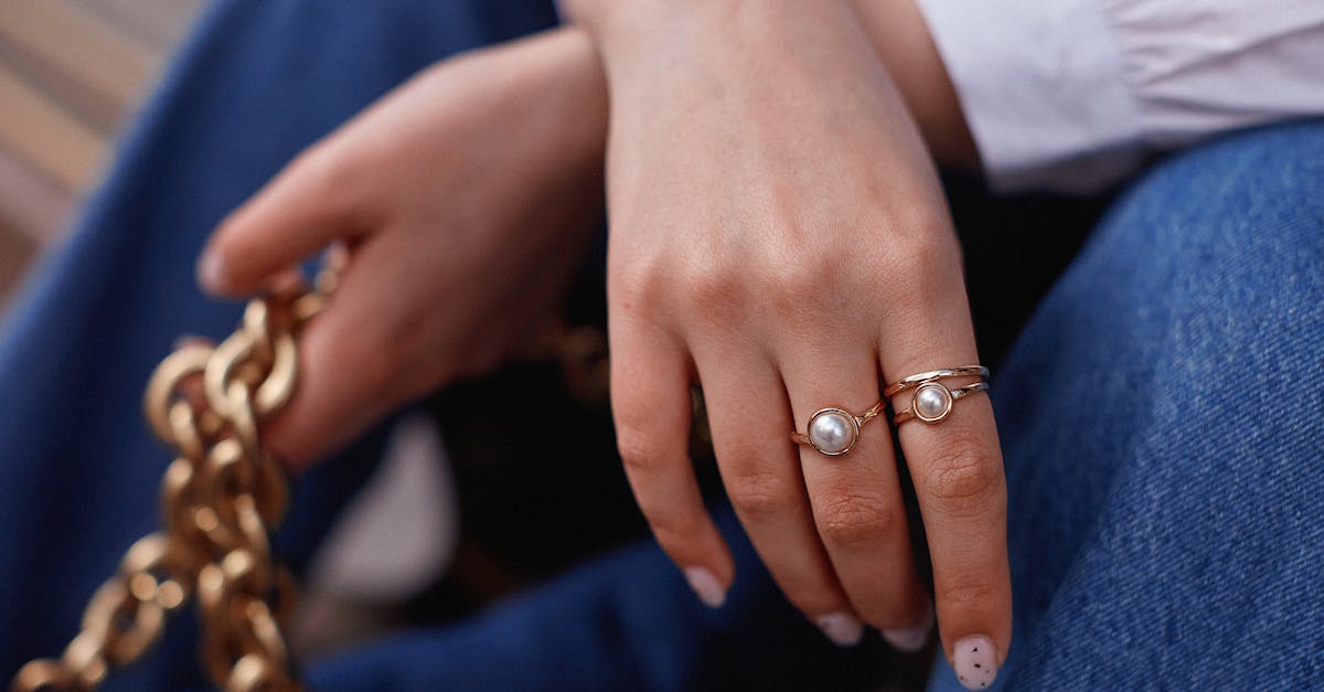 手に装着された指輪型スマートデバイスのアップ写真