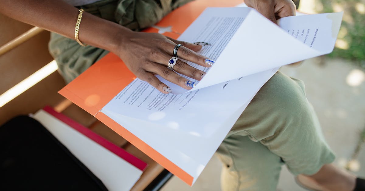 医療脱毛契約前にチェックすべきポイントを確認する女性