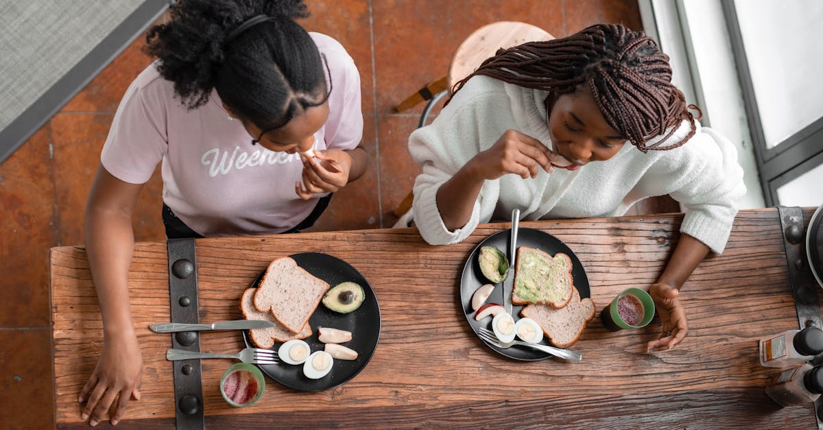 食事を我慢せず健康を保つバランスの良いライフスタイルの女性の食卓