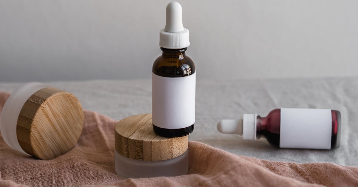 偽物の化粧品パッケージと正規品を比較したイメージ。注意喚起のマークと信頼の象徴である公式ラベルが強調されている。