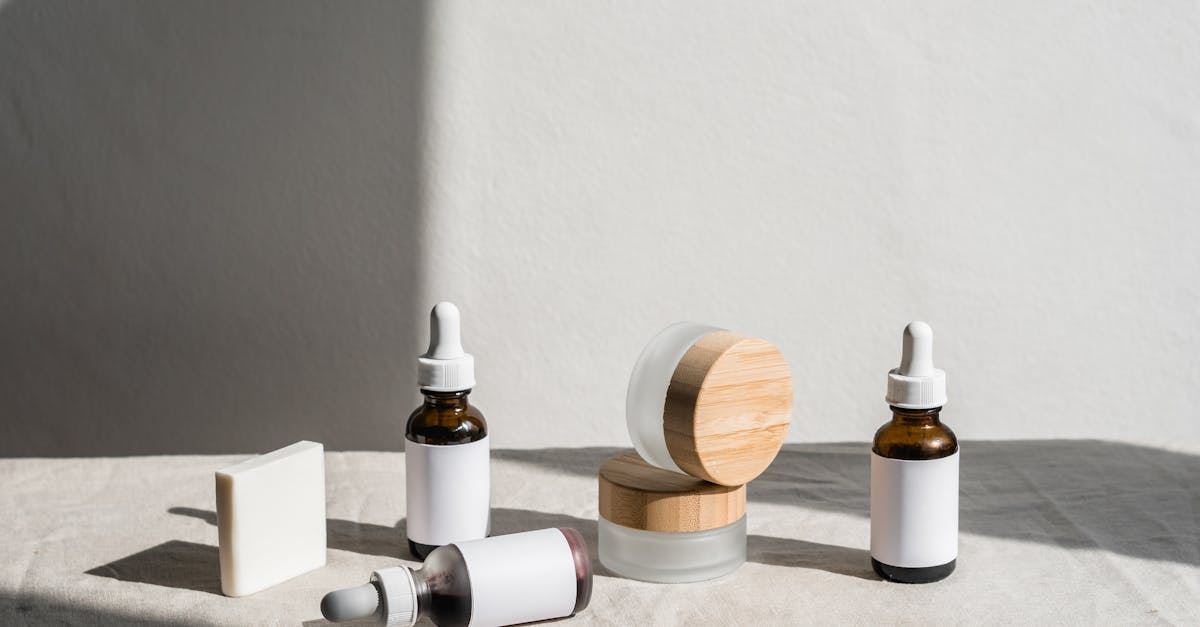 複数のスキンケアボトルを比較して置いたシーン。製品の違いと独自性を表現する構図。