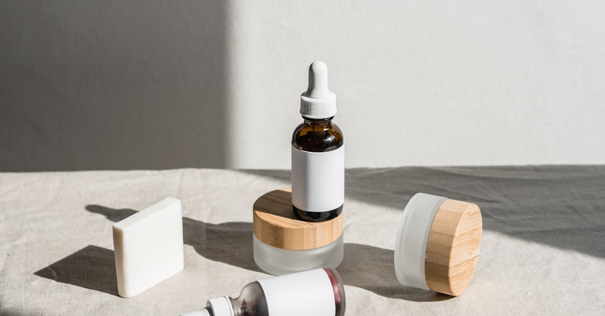 トイロバイタライジングのボトルを上品に撮影したイメージ。清潔感と高級感を感じる美容液の雰囲気を表現。